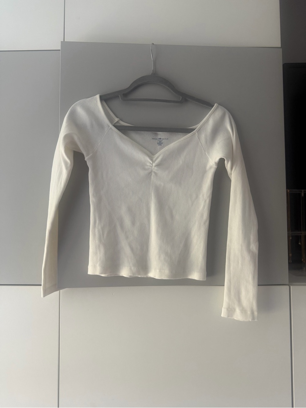 Brandy Melville Off-White Ribbed V-Neck Long Sleeve Top with Center Ruching